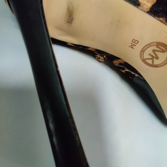 Michael Kors Animal print and black leather booties. - Picture 7 of 7